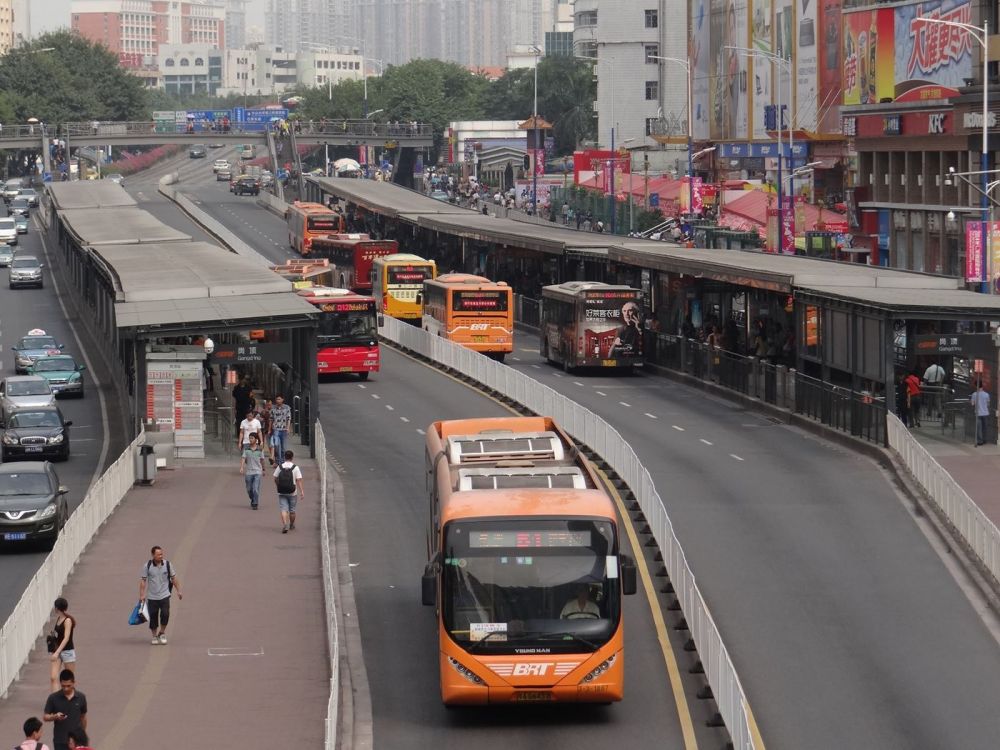 GUANGZHOU BUS RAPID TRANSIT СИСТЕМ: НЭГ АВТОБУС ДУНДЖААР 80–100 ХҮН БАГТААХ БОЛОМЖТОЙ